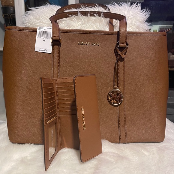 Michael Kors Saffiano Leather Handbag & wallet - Picture 4 of 10